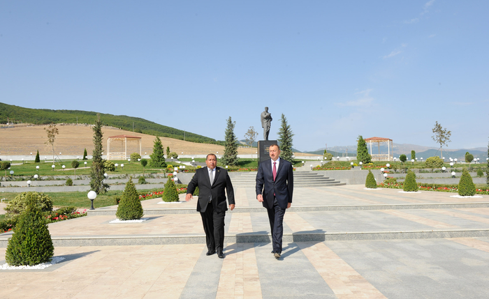 İlham Əliyev Xızıda Cəfər Cabbarlı parkında yenidənqurma işlərindən sonra yaradılan şəraitlə tanış olub (FOTO)