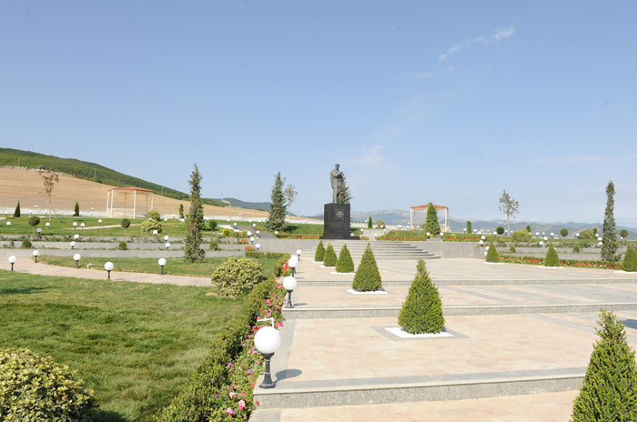 İlham Əliyev Xızıda Cəfər Cabbarlı parkında yenidənqurma işlərindən sonra yaradılan şəraitlə tanış olub (FOTO)