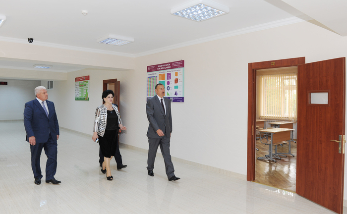 Prezident İlham Əliyev Xətai rayonundakı 56 nömrəli orta məktəbin binasının əsaslı təmir və yenidənqurma işlərindən sonrakı vəziyyəti ilə tanış olub (FOTO)
