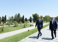 Prezident İlham Əliyev Bərdə şəhərində yeni salınan Heydər Əliyev parkında görülən işlərlə tanış olub (FOTO)