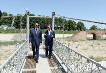 Prezident İlham Əliyev Bərdə şəhərində yeni salınan Heydər Əliyev parkında görülən işlərlə tanış olub (FOTO)