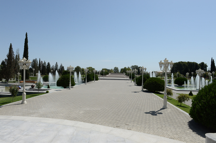 Prezident İlham Əliyev Bərdə şəhərində yeni salınan Heydər Əliyev parkında görülən işlərlə tanış olub (FOTO)