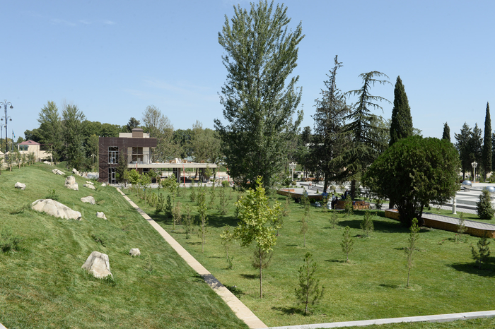 Prezident İlham Əliyev Bərdə şəhərində yeni salınan Heydər Əliyev parkında görülən işlərlə tanış olub (FOTO)