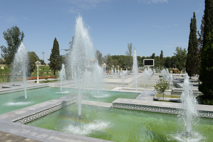 Prezident İlham Əliyev Bərdə şəhərində yeni salınan Heydər Əliyev parkında görülən işlərlə tanış olub (FOTO)
