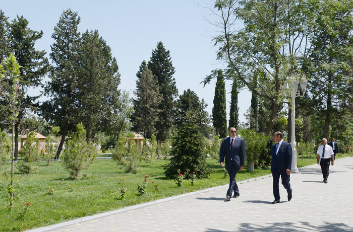 Prezident İlham Əliyev Bərdə şəhərində yeni salınan Heydər Əliyev parkında görülən işlərlə tanış olub (FOTO)