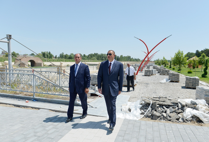 Prezident İlham Əliyev Bərdə şəhərində yeni salınan Heydər Əliyev parkında görülən işlərlə tanış olub (FOTO)