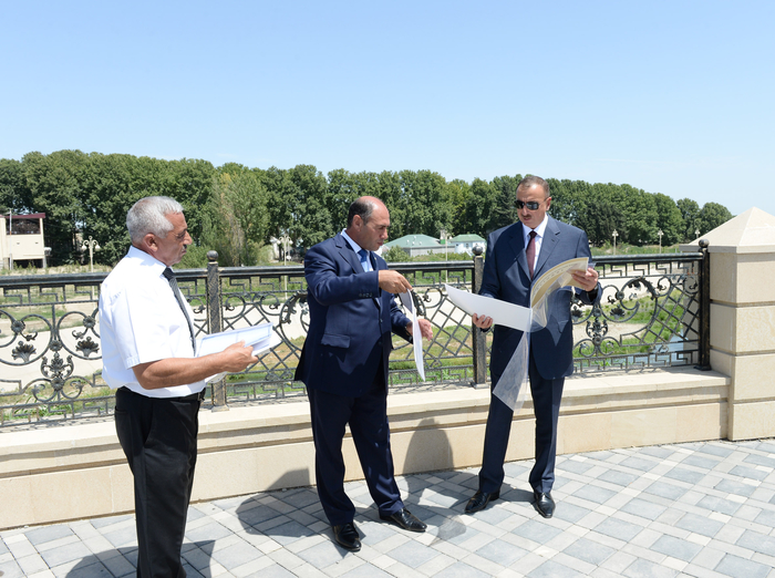 Prezident İlham Əliyev Bərdə şəhərində yeni salınan Heydər Əliyev parkında görülən işlərlə tanış olub (FOTO)