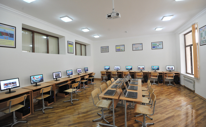 İlham Əliyev Bakı Slavyan Universiteti nəzdində Məktəb-Lisey Kompleksinin əsaslı təmir və yenidənqurma işlərindən sonrakı vəziyyəti ilə tanış olub
(FOTO)