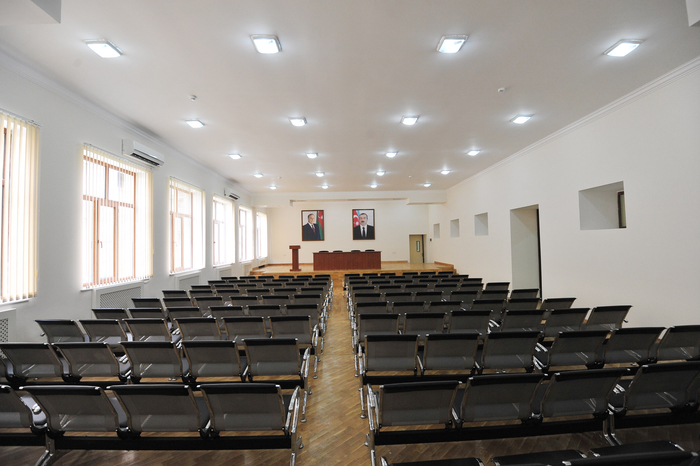 İlham Əliyev Bakı Slavyan Universiteti nəzdində Məktəb-Lisey Kompleksinin əsaslı təmir və yenidənqurma işlərindən sonrakı vəziyyəti ilə tanış olub
(FOTO)