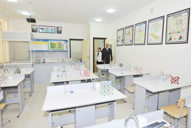 İlham Əliyev Bakı Slavyan Universiteti nəzdində Məktəb-Lisey Kompleksinin əsaslı təmir və yenidənqurma işlərindən sonrakı vəziyyəti ilə tanış olub
(FOTO)