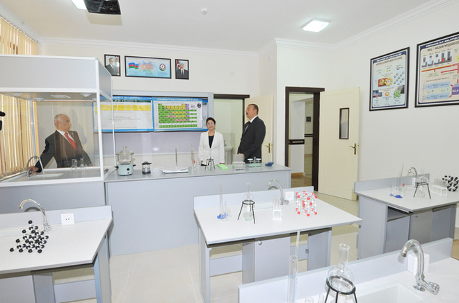 İlham Əliyev Bakı Slavyan Universiteti nəzdində Məktəb-Lisey Kompleksinin əsaslı təmir və yenidənqurma işlərindən sonrakı vəziyyəti ilə tanış olub
(FOTO)