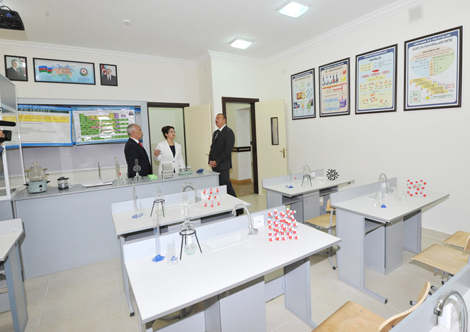 İlham Əliyev Bakı Slavyan Universiteti nəzdində Məktəb-Lisey Kompleksinin əsaslı təmir və yenidənqurma işlərindən sonrakı vəziyyəti ilə tanış olub
(FOTO)
