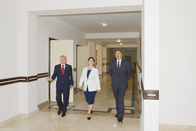 İlham Əliyev Bakı Slavyan Universiteti nəzdində Məktəb-Lisey Kompleksinin əsaslı təmir və yenidənqurma işlərindən sonrakı vəziyyəti ilə tanış olub
(FOTO)