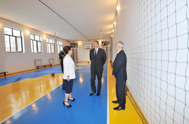 İlham Əliyev Bakı Slavyan Universiteti nəzdində Məktəb-Lisey Kompleksinin əsaslı təmir və yenidənqurma işlərindən sonrakı vəziyyəti ilə tanış olub
(FOTO)