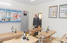 Prezident İlham Əliyev Binə qəsəbəsindəki 121 nömrəli orta məktəbin yeni korpusunun əsaslı təmir və yenidənqurma işlərindən sonrakı vəziyyəti ilə tanış olub (FOTO)