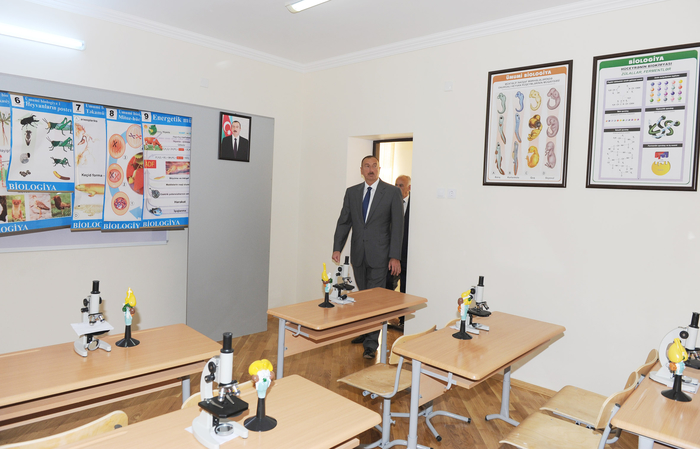 Prezident İlham Əliyev Binə qəsəbəsindəki 121 nömrəli orta məktəbin yeni korpusunun əsaslı təmir və yenidənqurma işlərindən sonrakı vəziyyəti ilə tanış olub (FOTO)