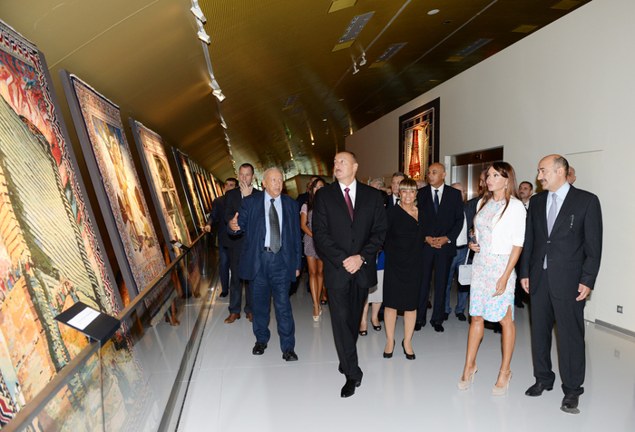 Prezident İlham Əliyev və xanımı Azərbaycan Xalçası və Xalq Tətbiqi Sənəti Dövlət Muzeyinin açılışında iştirak ediblər (FOTO)