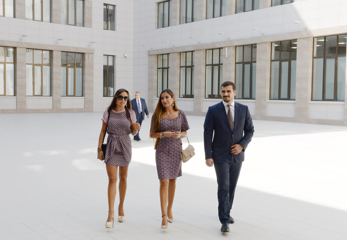Prezident İlham Əliyev və xanımı 23 nömrəli orta məktəbin binasının əsaslı yenidənqurma işlərindən sonra açılışında iştirak ediblər (FOTO)