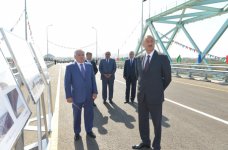 İlham Əliyev Kür çayı üzərində inşa olunan avtomobil körpüsünün açılışında iştirak edib (FOTO)