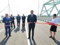 İlham Əliyev Kür çayı üzərində inşa olunan avtomobil körpüsünün açılışında iştirak edib (FOTO)