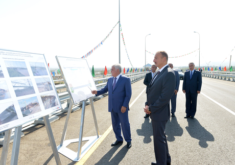 İlham Əliyev Kür çayı üzərində inşa olunan avtomobil körpüsünün açılışında iştirak edib (FOTO)