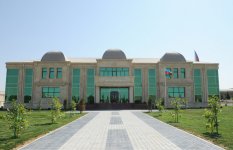İlham Əliyev Füzuli Rayon İcra Hakimiyyətinin yeni binasında yaradılan şəraitlə tanış olub (FOTO)