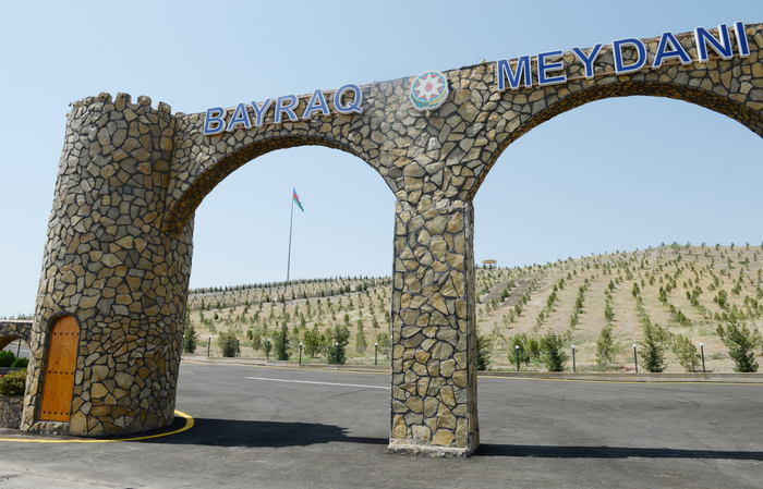 Azərbaycan Prezidenti Horadiz şəhərində Bayraq Meydanında yaradılan şəraitlə tanış olub (FOTO)