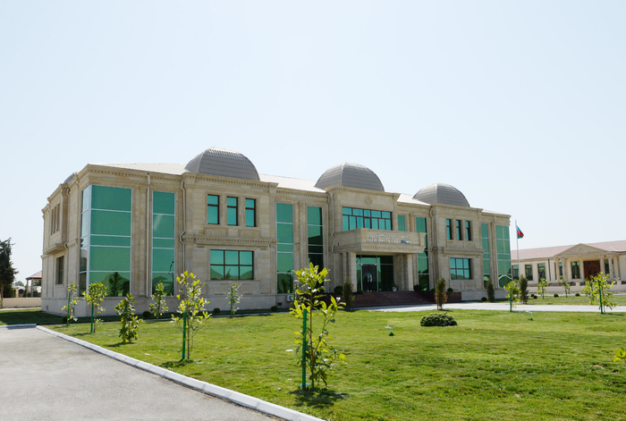 İlham Əliyev Füzuli Rayon İcra Hakimiyyətinin yeni binasında yaradılan şəraitlə tanış olub (FOTO)