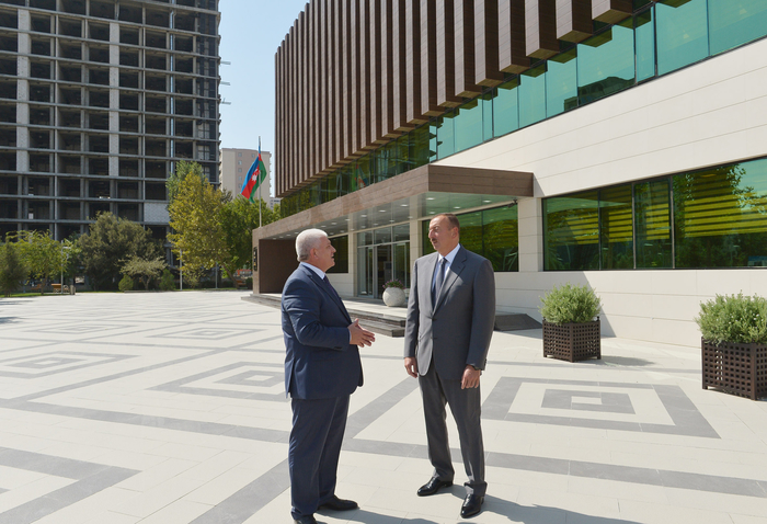 Prezident İlham Əliyev Xətai Rayon İcra Hakimiyyətinin binasında aparılan yenidənqurma işləri ilə tanış olub (FOTO)