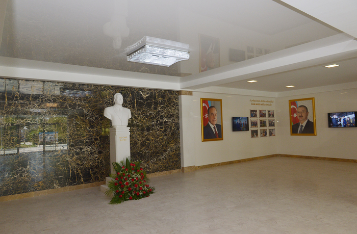 Prezident İlham Əliyev Xətai Rayon İcra Hakimiyyətinin binasında aparılan yenidənqurma işləri ilə tanış olub (FOTO)