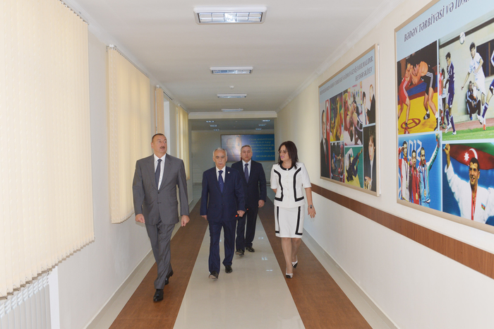 Prezident İlham Əliyev Bakıdakı 46 nömrəli tam orta məktəbin əsaslı təmir və yenidənqurma işlərindən sonrakı vəziyyəti ilə tanış olub (FOTO)