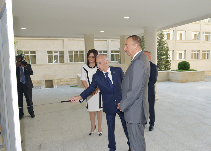 Prezident İlham Əliyev Bakıdakı 46 nömrəli tam orta məktəbin əsaslı təmir və yenidənqurma işlərindən sonrakı vəziyyəti ilə tanış olub (FOTO)
