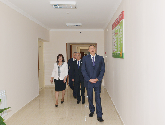 Prezident İlham Əliyev Nəsimi rayonundakı 54 nömrəli məktəbin əsaslı təmir və yenidənqurma işlərindən sonrakı vəziyyəti ilə tanış olub  (FOTO)
