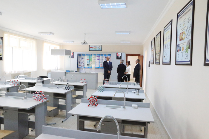 Prezident İlham Əliyev Nəsimi rayonundakı 54 nömrəli məktəbin əsaslı təmir və yenidənqurma işlərindən sonrakı vəziyyəti ilə tanış olub  (FOTO)