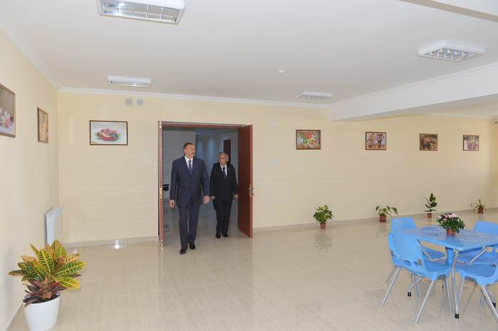 Prezident İlham Əliyev Nəsimi rayonundakı 54 nömrəli məktəbin əsaslı təmir və yenidənqurma işlərindən sonrakı vəziyyəti ilə tanış olub  (FOTO)
