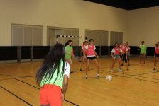 Dünya gözəlləri Bakıda futbol oynayıblar, yoqa və idman dırmanması ilə məşğul olublar (FOTO)