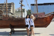 Dünya gözəlləri Bakıda Xəzər dənizinin sahilində (FOTO)