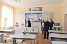 Prezident İlham Əliyev Bakıdakı 153 nömrəli məktəbin əsaslı təmir və yenidənqurma işlərindən sonrakı vəziyyəti ilə tanış olub (FOTO)