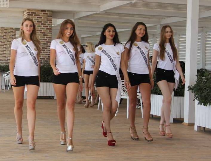 Dünya gözəlləri Bakıda Xəzər dənizinin sahilində (FOTO)