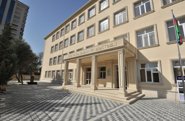 Prezident İlham Əliyev Bakıdakı 153 nömrəli məktəbin əsaslı təmir və yenidənqurma işlərindən sonrakı vəziyyəti ilə tanış olub (FOTO)