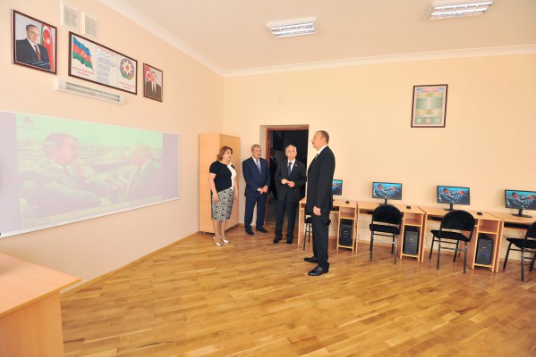 Prezident İlham Əliyev Bakıdakı 153 nömrəli məktəbin əsaslı təmir və yenidənqurma işlərindən sonrakı vəziyyəti ilə tanış olub (FOTO)
