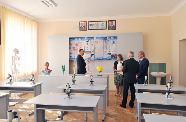 Prezident İlham Əliyev Bakıdakı 153 nömrəli məktəbin əsaslı təmir və yenidənqurma işlərindən sonrakı vəziyyəti ilə tanış olub (FOTO)