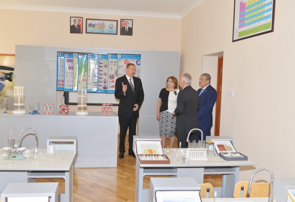 Prezident İlham Əliyev Bakıdakı 153 nömrəli məktəbin əsaslı təmir və yenidənqurma işlərindən sonrakı vəziyyəti ilə tanış olub (FOTO)