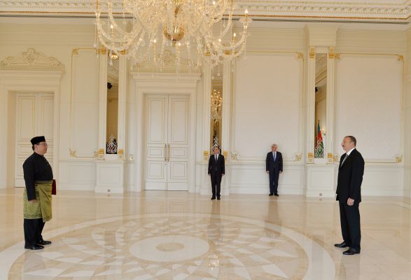Prezident İlham Əliyev Malayziyanın Azərbaycanda yeni təyin olunmuş səfirini qəbul edib (FOTO)