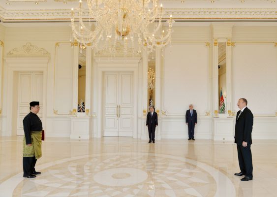 Prezident İlham Əliyev Malayziyanın Azərbaycanda yeni təyin olunmuş səfirini qəbul edib (FOTO)