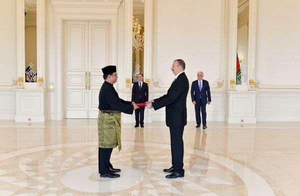 Prezident İlham Əliyev Malayziyanın Azərbaycanda yeni təyin olunmuş səfirini qəbul edib (FOTO)