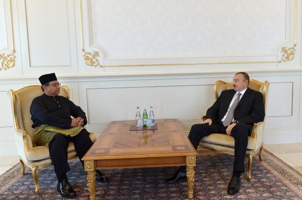 Prezident İlham Əliyev Malayziyanın Azərbaycanda yeni təyin olunmuş səfirini qəbul edib (FOTO)