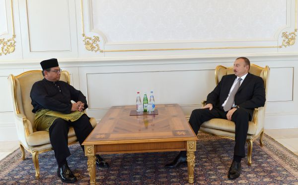 Prezident İlham Əliyev Malayziyanın Azərbaycanda yeni təyin olunmuş səfirini qəbul edib (FOTO)