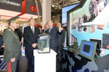 Prezident İlham Əliyev birinci Azərbaycan Beynəlxalq müdafiə sənayesi sərgisi ilə tanış olub (FOTO)