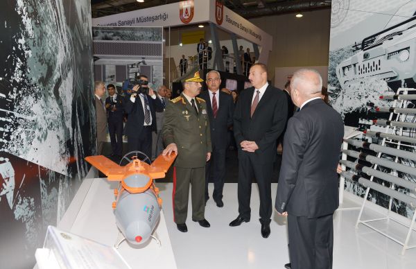 Prezident İlham Əliyev birinci Azərbaycan Beynəlxalq müdafiə sənayesi sərgisi ilə tanış olub (FOTO)